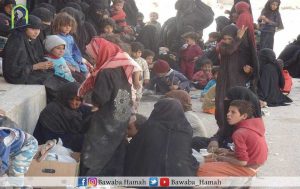 مدنيون ينزحون سيراً على الأقدام من “عقيربات” الواقعة تحت سيطرة تنظيم الدولة