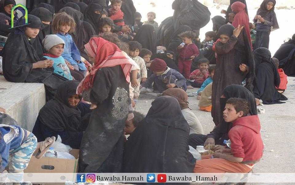 مدنيون ينزحون سيراً على الأقدام من “عقيربات” الواقعة تحت سيطرة تنظيم الدولة